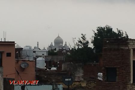 8.9.2023, Detail na Tádž Mahal zo strechy domu uprostred obytnej štvrte ©Oliver Dučák