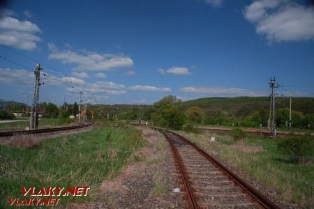Styk tratí pred Kozárovcami. Vľavo je trať č. 141, vpravo trať č. 150, v strede vlečka.; 1.5.2017 © Kamil Korecz
