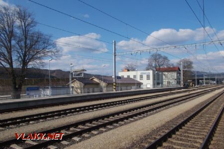 Dolný Hričov, Súčasná staničná budova, pohľad zo smeru Púchov; 27.03.2019 © Michal Čellár