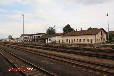 Vpravo pôvodné objekty z čias výstavby stanice; 2.7.2011 © Miroslav Sekela