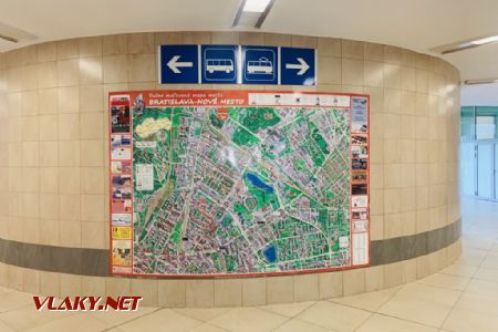 Mapa mestskej časti Nové Mesto a piktogramy pre prestup na MHD v podchode; 4.4.2022 © Mário Rozatovský