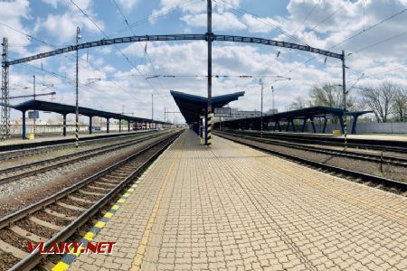 Pohľad na nástupištia č. 1, 2, 3 od hlavnej stanice; 4.4.2022 © Mário Rozatovský