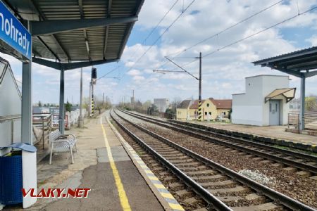 Zastávka a trať do Nových Zámkov a výťah na nástupišti č. 1; 4.4.2022 © Mário Rozatovský