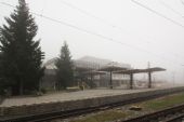 Výpravná budova stanice zahalená v hmle; 9.5.2010 © Miroslav Sekela