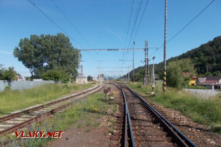 Začiatok koľajiska stanice zo smeru Lipany (Plaveč); 09.06.2017 © Michal Čellár