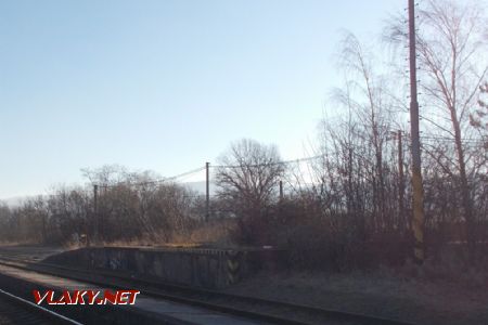Jablonové, Nakladacia rampa vedľa staničnej budovy, pohľad zo smeru Zohor; 26.02.2017 © Michal Čellár