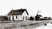 Okolo roku 1910, zmiešaný nákladný vlak s rušňom 376 MÁV, neskôr 320.2 ČSD © 1871 © archív ŽSR - MDC