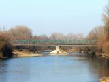 Časť mosta v hlavnom prúde rieky; 4. 12. 2005  © Pio