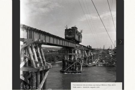 Prvý motorový vlak prechádza cez most pri Hlohovci. Foto: archív TASR, autor L. Tarkoš/26. augusta 1945