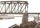 Trenčín - likvidácia zničeného mosta v roku 1945, © archív MDC