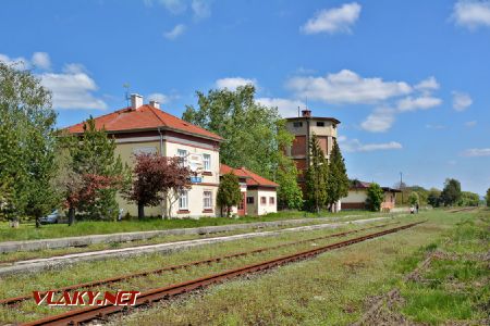 Jelenec - budova stanice a vodárenská veža, 01.05.2017 © Marián Rajnoha