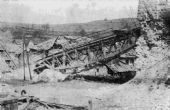 Zničenie mosta ustupujúcimi Nemcami - strhnuté prvé pole © archív