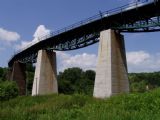 Viadukt je postavený v oblúku. Zprava 1., 2., 3. a 4. pilier; 18.6.2006 © Kamil Korecz