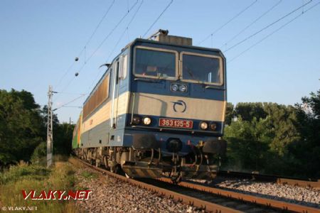 2.8.2006 Melčice, 363.135 v čele osobního vlaku. © Milan Vojtek