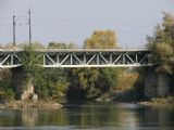 Most opúšťa koryto rieky a stráca sa v zeleni; 14. 10. 2006 © Pio