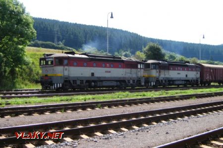 Dvojča 735.255+753.266 na nákladnom vlaku v Hornej Štubni. Dnes sú už oba po smrti, 14.8.2005, © Ing. Marián Šimo