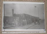 Vrbovské Čango na železničnej stanici v Piešťanoch s prevádzkovou obsluhou, rok 1930, archív mestského úradu Piešťany