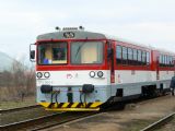 19.2.2008 - Veľké Uherce: Příjezd vlaku od Prievidze a na něm Geronnimo - 913 006 © Karel Furiš