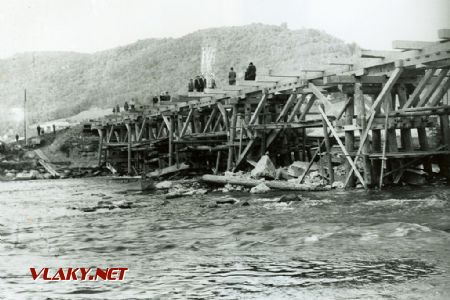 Mostné provizórium bývalej úzkokoľajky z Hronskej Breznice do Banskej Štiavnice. Foto: 1946 © archív Peter Oravec