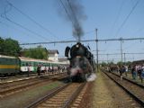 02.05.2009 - Jaroměř: 464.202 odváží soupravu vlaku Liberec - Pardubice hl.n. © PhDr. Zbyněk Zlinský