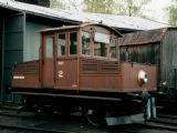 02.05.1998 - Jaroměř: akumulátorová lokomotiva č. 2 SŽJ (103.002-2) na paprscích točny muzea © PhDr. Zbyněk Zlinský