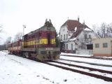 3.3.2004 - Vlak v čele s lokomotivou 742 189-4 před výpravní budovou v Hevlíně © Marek Topič