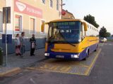 1.7.2010 - Nová realita dopravní obslužnosti Hevlína - historicky první autobusový spoj před odjezdem do rakouského Laa © Marek Topič