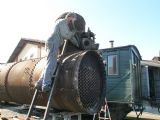 25.08.2011 - výtopna Jaroměř: úpravy na kotli stroje 411.019 ''Conrad Vorlauf'' před nakládáním © SŽVJ