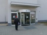 07.04.2012 - Přerov: Karel kráčí ke vchodu do budovy SŽDC, paní recepční na něj už číhá © PhDr. Zbyněk Zlinský