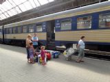 Lvov, i náš vlak slouží k přepravě množství zboží, 10.8.2012 © Jiří Mazal