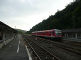 Celkový pohled na kolejiště stanice brilon Wald s odstavenou motorovou jednotkou řady 628.4 DB	8.8.2012	 © Tomáš Kraus