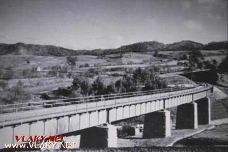 viadukt po dokončení - v pozadí je domček výhybne Pstruháre a za ním Pstruhársky tunel. 1931 © archív