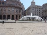 01.08.2012 - Genova: Menšie námestie s fontánou v centre mesta © Martin Kóňa