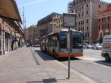 01.08.2012 - Genova: Trolejbusy na linke číslo 20 oddychujú na konečnej zastávke Vittorio Veneto © Martin Kóňa