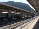 02.08.2012 - Ventimiglia: Odstavené súpravy regionálnych vlakov čakajúce na svoj výkon © Martin Kóňa