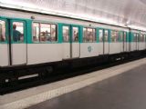 02.08.2012 - Paríž: Súprava metra opúšťa prestupnú stanicu Bastille © Martin Kóňa