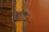 17.2.2013 - Rosice nad Labem: detail kožené ''aretace'' dveří © Mixmouses