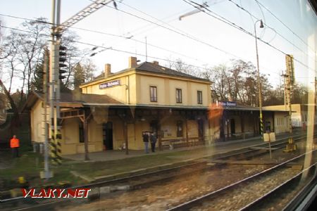 2.12.2008 - Praha-Bubeneč: stanice, která přestane plnit svou funkci v osobní dopravě (foto z vlaku) © PhDr. Zbyněk Zlinský
