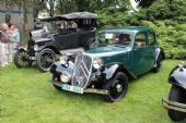 31.08.2013 - Hradec Králové, Smetanovo nábř.: Ford T z roku 1917 a Citroën 11 AL z roku 1934 © PhDr. Zbyněk Zlinský