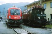 Setkání generací lokomotiv ÖBB na výstavě v Selzthalu dne 14. 5. 2002. Lokomotivy 1116.135 a 1080.01 © Pavel Stejskal
