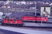 Pohled na depo Landeck s lokomotivami 1145.008 a 1044.021 dne 2. 4. 1990 © Pavel Stejskal