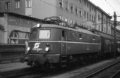 Stroj 1018.008 na osobním vlaku v Linzi dne 9. 8. 1991 © Pavel Stejskal