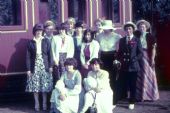 Skupinka děvčat v historických kostýmech, Friedewald dne 15.8.1981 © Pavel Stejskal