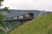 Vlak opouští Kurort Oberwiesenthal, v pozadí Fichtelberg (22.6.2014) © Pavel Stejskal