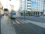 Lisabon: tramvaj okružní linky 12 přijíždí na Martim Moníz © Tomáš Kraus, 6.10.2013