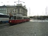 Vídeň: typická tramvajová souprava Lohner typu E2+c5 z konce 80. let stojí na zastávce Schwarzenbergplatz v centru města	6.12.2013	 © Aleš Svoboda