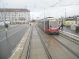 Vídeň: nízkopodlažní tramvaj typu ULF opouští na lince D zastávku Quartier Belvedere směrem do centra, ohrada vlevo je někdejší nádraží Südbahnhof	6.12.2013	 © Jan Přikryl