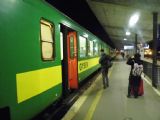 Győr: ''krátký Schlieren'' v barvách společnosti GySEV/ROEE v soupavě osobního vlaku po příjezdu ze Soproně	6.12.2013	 © Jan Přikryl
