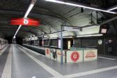 15.06.2014 - Barcelona, Pl. Catalunya (FGC): vlak linky L7 odjede z 2. nástupiště © PhDr. Zbyněk Zlinský
