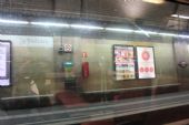 15.06.2014 - Barcelona, linka FGC L7: stanice Provença dostala druhý název La Pedrera podle Gaudího stavby (foto z vlaku) © PhDr. Zbyněk Zlinský